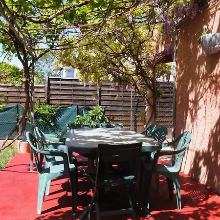 Les Glycines -ac-piscine-terrasse-bbq-parking. *