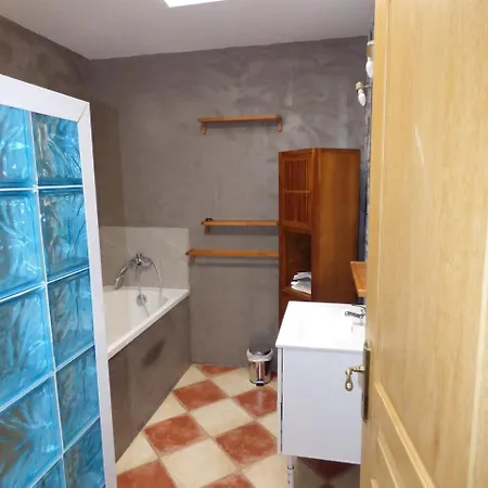 Вилла Les Glycines -ac-piscine-terrasse-bbq-parking.